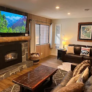  Apartment Tastefully Remodeled At Mammoth & Racquet Club, Hot Tub, Garage, 10 Min Walk To Lifts